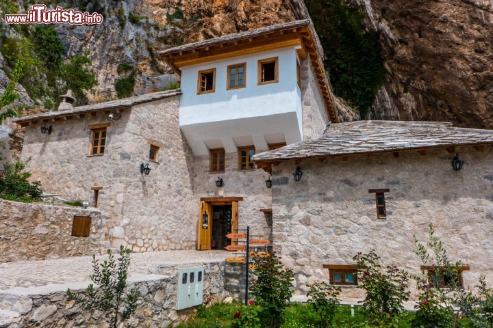 Immagine Il monastero derviscio di Blagaj, in Bosnia-Erzegovina- questo famoso edificio, conosciuto come Blagaj Tekija, è un monastero islamico derviscio costruito nel XVI secolo e considerato tra gli edifici più importanti della Bosnia-Erzegovina, di cui è monumento nazionale. - © Photoanto / Shutterstock.com