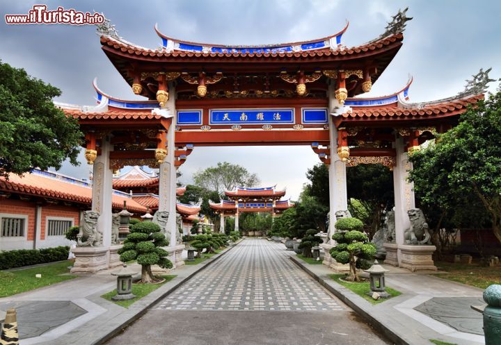 Immagine Ingresso del monastero Lian Shan Shuang Lin a Singapore. Luogo di culto buddhista, questo monastero fondato nel 1898 sorge a Toa Payoh - © 107503820 / Shutterstock.com