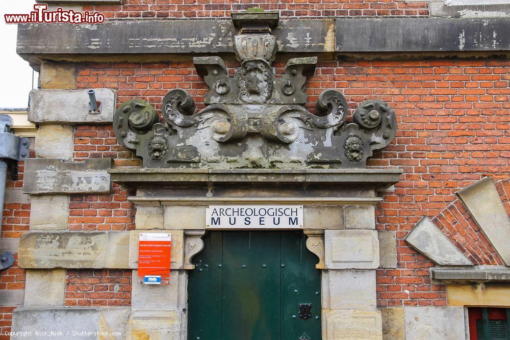 Immagine Ingresso del Museo Archeologico di Haarlem, Olanda. Situato nel seminterrato dell'edificio Vleeshal al Grote Markt, racconta la storia della città - © Nick_Nick / Shutterstock.com