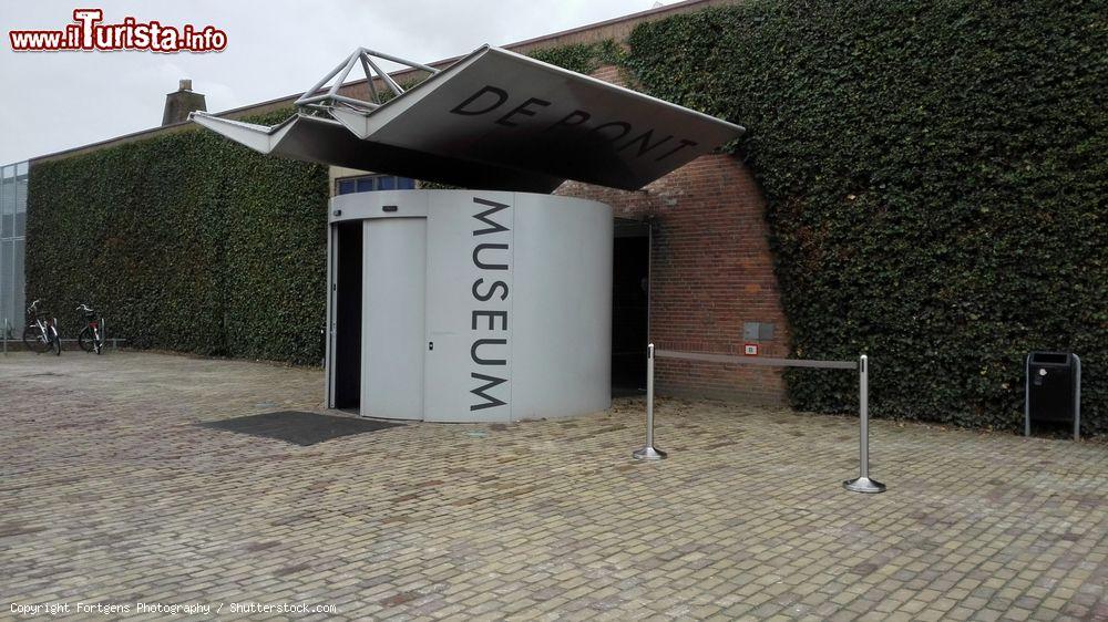 Immagine Ingresso del museo di arte moderna De Pont a Tilburg, Olanda. Ad ospitare questo spazio museale è un'antica fabbrica di tessitura - © Fortgens Photography / Shutterstock.com