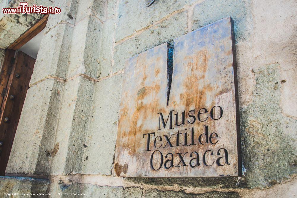 Immagine L'ingresso del Museo Textil de Oaxaca, ricavato in un edificio del XVIII secolo nel centro della città messicana - © Bernardo Ramonfaur / Shutterstock.com