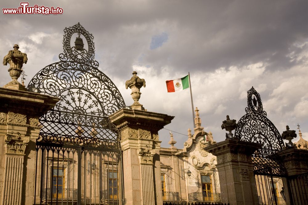 Immagine L'ingresso del Palazzo del Governo di Morelia visto dalla cattedrale, Messico.