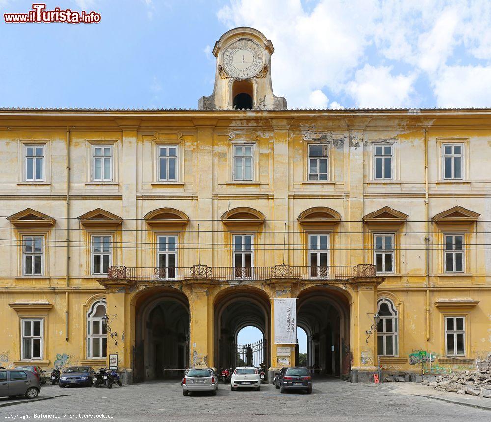 Immagine Ingresso del Palazzo di Portici in Campania, una delle Ville Vesuviane - © Baloncici / Shutterstock.com