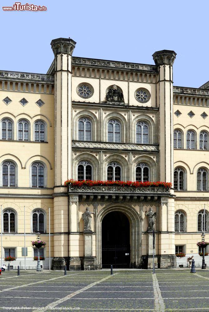 Immagine L'ingresso del Palazzo Municipale a Zittau, Sassonia, Germania. Realizzato fra il 1840 e il 1845, il Municipio della città tedesca è stato progettato dall'architetto Friedrich Schinkel in stile rinascimentale italiano - © Peter Probst / Shutterstock.com