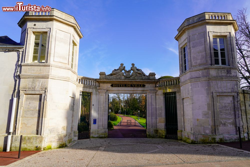 Immagine Ingresso del Palazzo Municipale della città di Cognac, dipartimento della Charente, Francia.