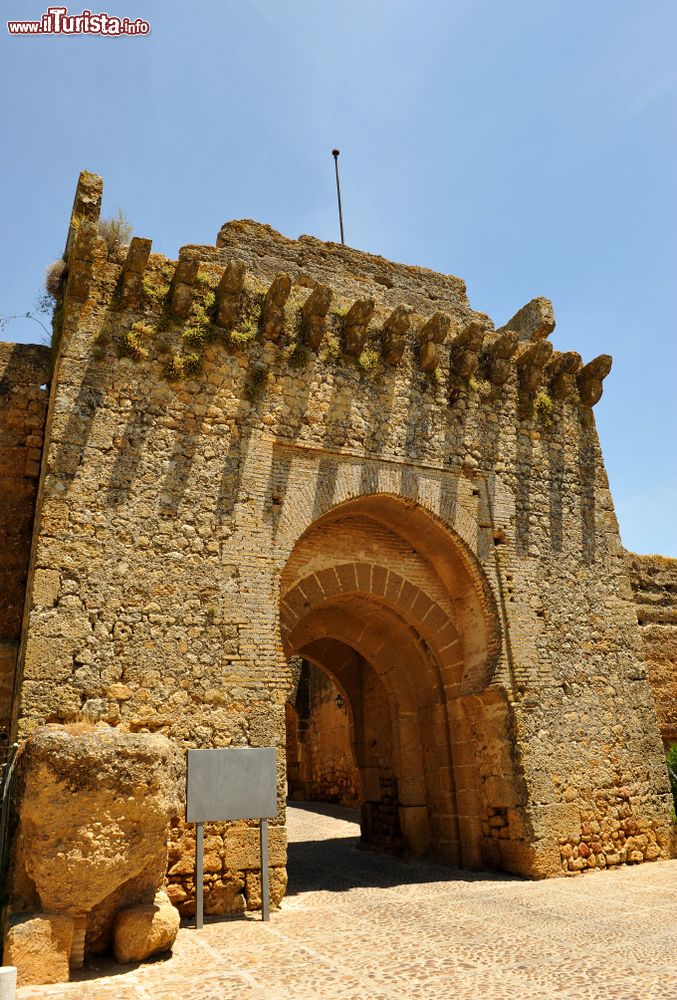 Immagine Ingresso del Parador National a Carmona, Spagna. Ospitato in un'antica fortezza del XIV° secolo, questo lussuoso hotel dista poco più di 500 metri dalla Porta di Cordoba.
