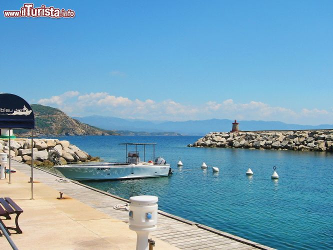 Immagine Ingresso del porto della marina di Cargese, Corsica - © irene_k / Shutterstock.com