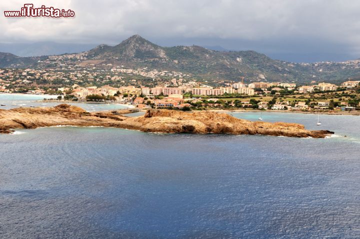 Immagine L'Ingresso del porto di Isola Rossa in Corsica