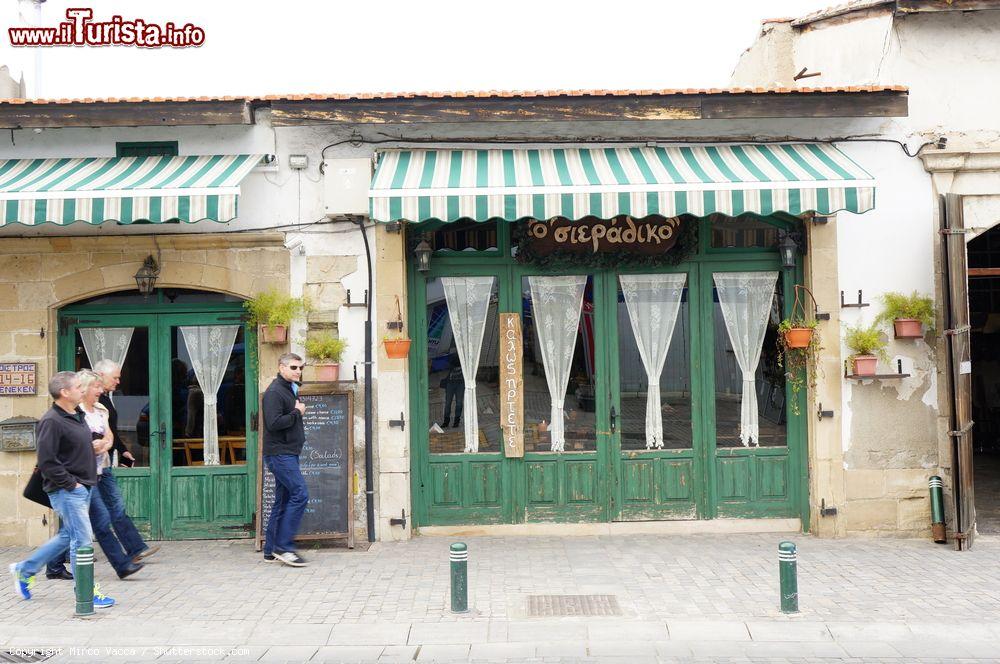 Immagine Ingresso del ristorante Olepadiko nel centro di Larnaca con gente a passeggio, isola di Cipro - © Mirco Vacca / Shutterstock.com