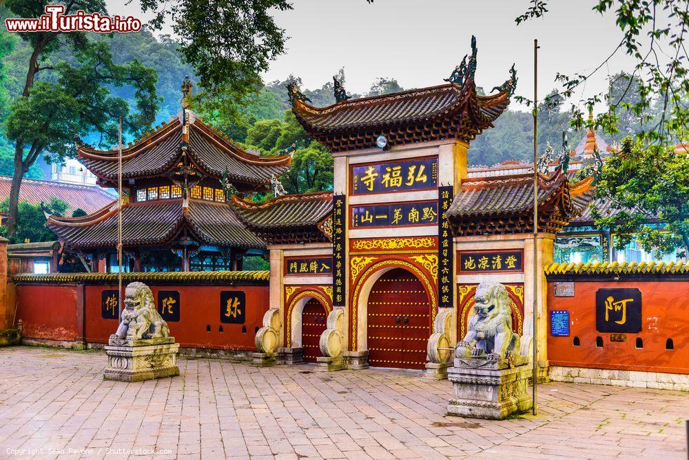 Immagine Ingresso del tempio Hongfu a Qianling Hill: siamo nella città di Guiyang in Cina - © Sean Pavone / Shutterstock.com