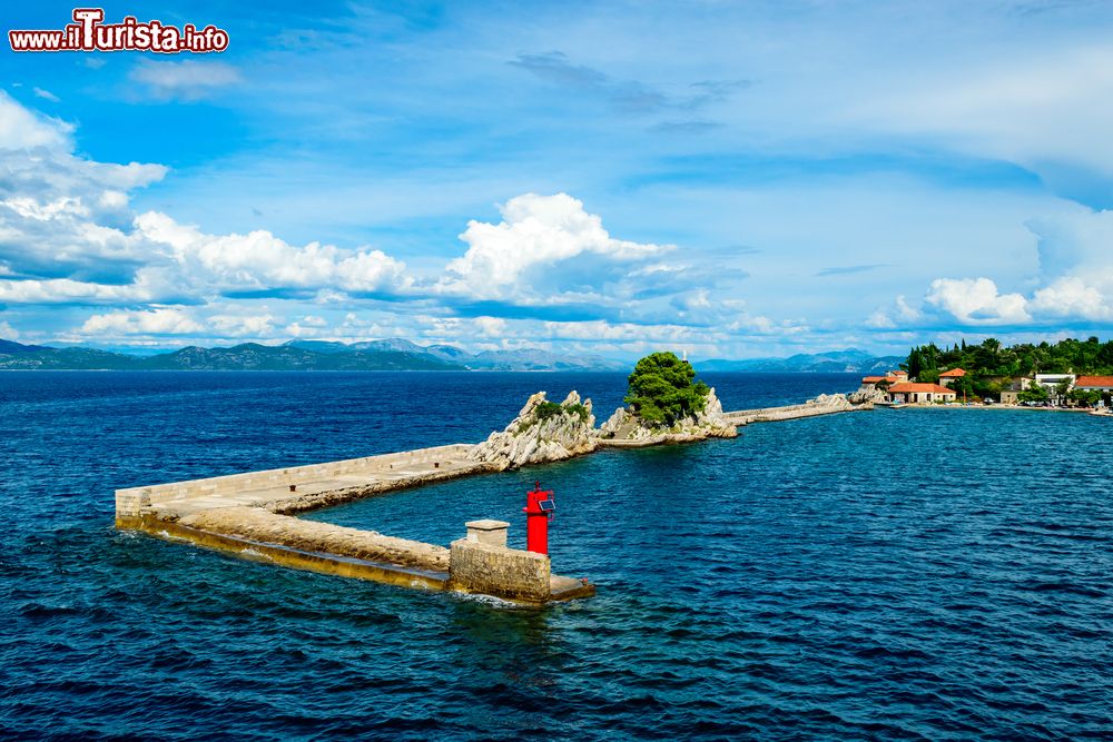 Immagine Ingresso del traghetto al porto di Trpanj, sud della Dalmazia, Croazia.
