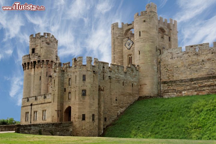 Immagine Ingresso del Warwick Castle, Inghilterra - Un'immagine dell'imponente maniero che domina la città di Warwick di cui ne è principale attrazione © Jo Ann Snover / Shutterstock.com