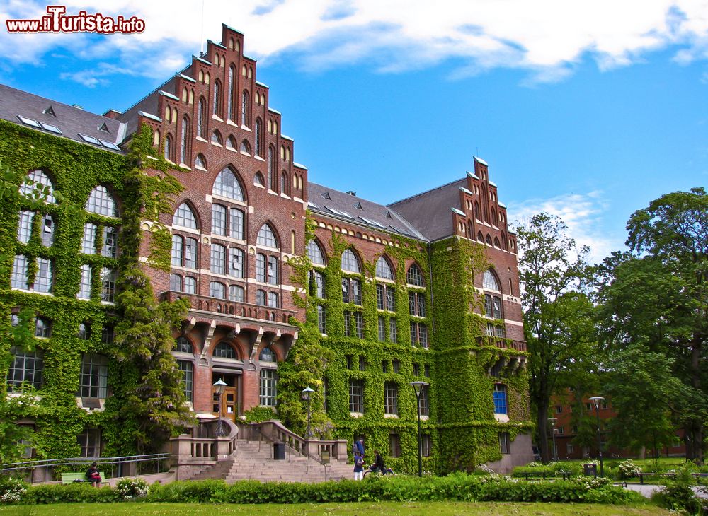 Immagine L'ingresso della biblioteca universitaria di Lund, Svezia. Qui ha sede una delle più prestigiose unversità del paese: la piccola cittadina di Lund è caratterizzata da un'intensa vita culturale.