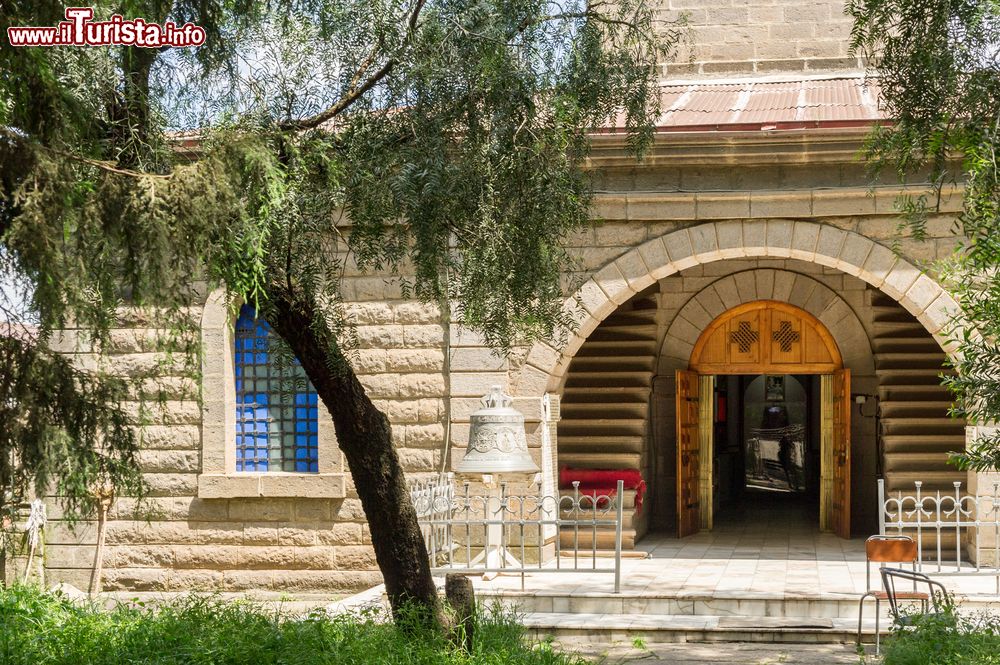 Immagine Ingresso della cattedrale di San Giorgio a Addis Abeba, Etiopia. Questa chiesa ortodossa venne eretta a partire dal 1896 per volere dell'imperatore Menelik II° per celebrare la vittoria contro l'esercito italiano nella battaglia di Adua.