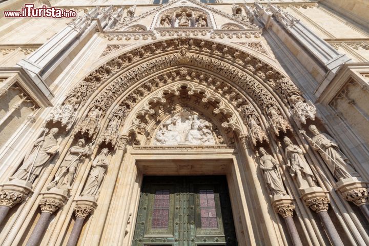 Immagine Ingresso della cattedrale di Zagabria, Croazia. Il maestoso ingresso della cattedrale della Vergine Maria. Questo edificio religioso è il più monumentale lavoro architettonico in stile gotico a sud est delle Alpi - © Dario Vuksanovic / Shutterstock.com