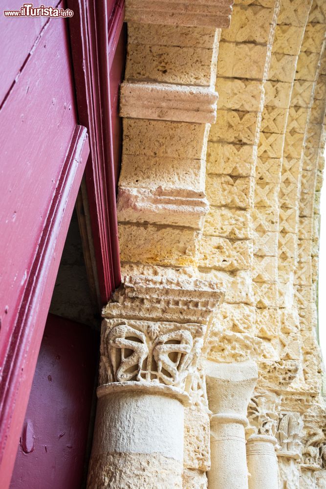 Immagine Ingresso della chiesa romanica di San Giacomo a Aubeterre-sur-Dronne, Francia: particolare dei capitelli.