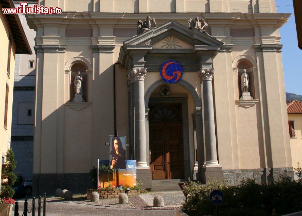 Immagine Ingresso della Parrocchiale, la chiesa di Villa d'Almè in provincia di Bergamo