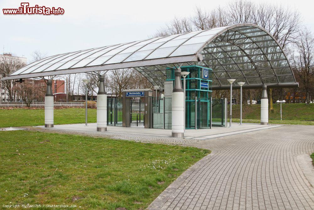 Immagine Ingresso della stazione metro Westfalenhallen nella città di Dortmund, Germania - © Michael715 / Shutterstock.com