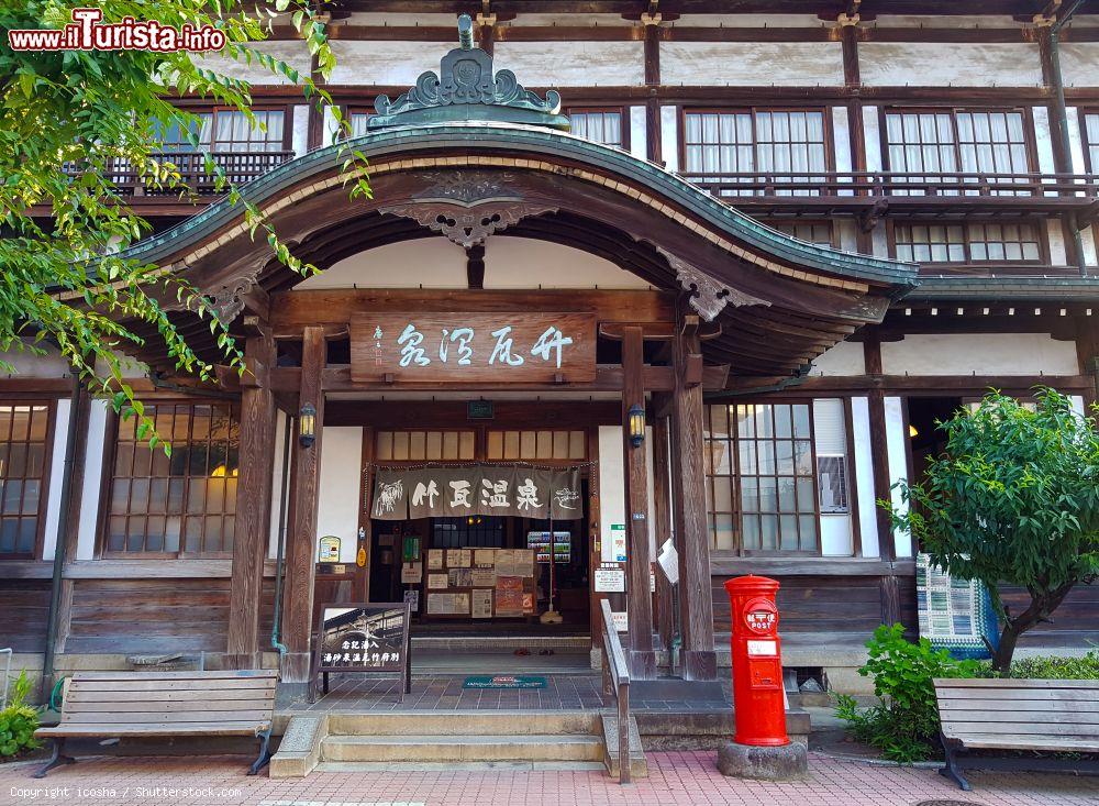 Immagine Ingresso della Takegawara-Onsen nella città di Beppu, prefettura di Oita, Giappone. Il primo edificio, costruito nel 1789, si presentava con il tetto di bambù poi ricostruito con piastrelle (da qui il nome Takegawara); la struttura attuale risale al 1938 ed è caratterizzata da un lussuoso tetto in stile cinese a due spioventi. Questo bagno pubblico è uno dei simboli della cittadina di Beppu - © icosha / Shutterstock.com