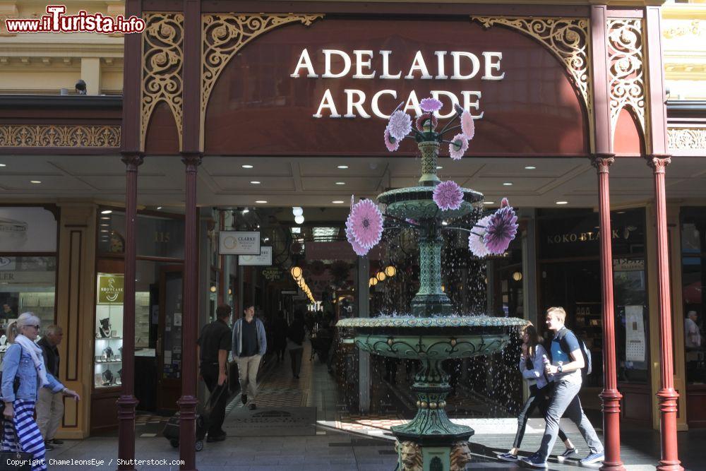 Immagine Ingresso dell'Adelaide Arcade, Australia: si tratta di una delle principali attrazioni turistiche della città - © ChameleonsEye / Shutterstock.com