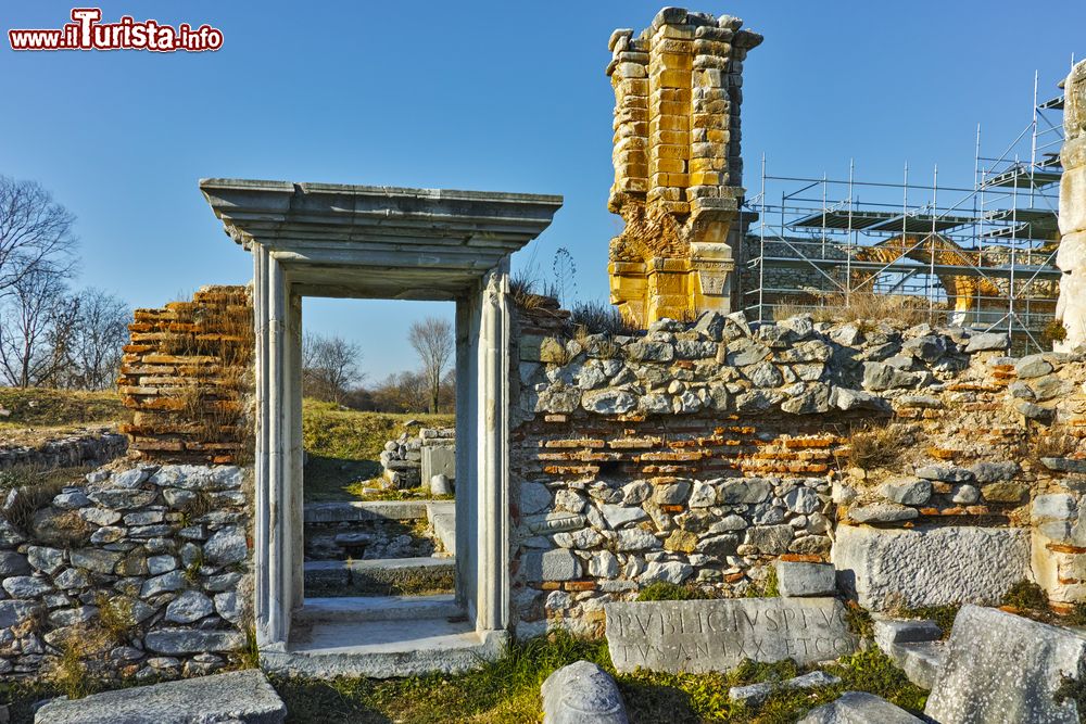 Immagine Ingresso dell'antica basilica nel sito archeologico di Filippi, Tracia, Grecia. Quest'area fu teatro della famosa battaglia di Filippi fra le truppe di Ottaviano e Antonio e quelle degli uccisori di Giulio Cesare, Bruto e Cassio che furono sconfitti.