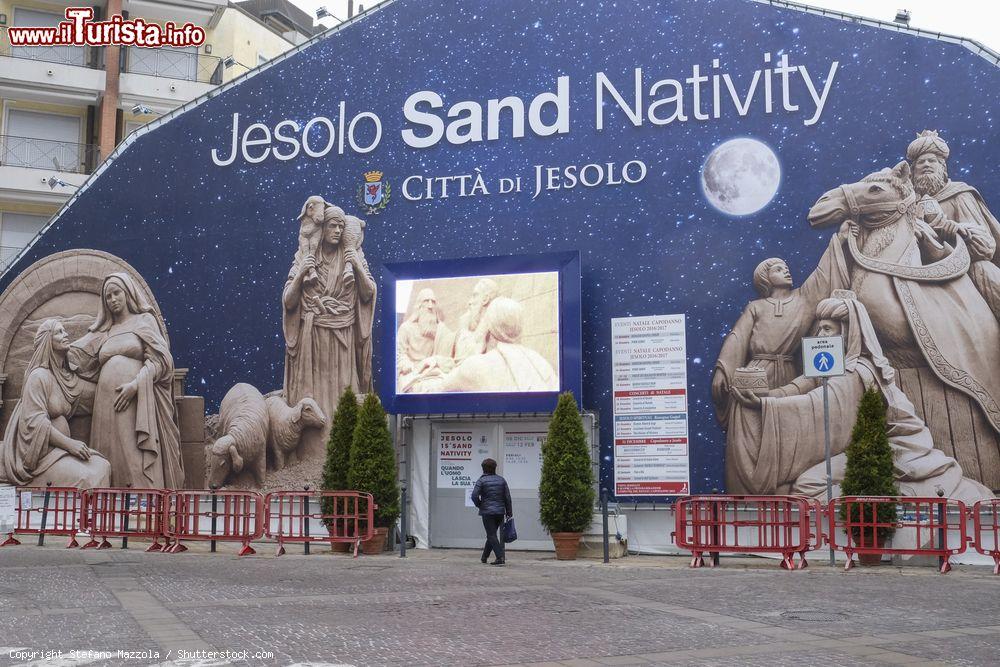 Immagine L'ingresso dell'area allestita per accogliere le statue di sabbia durante il Natale, Jesolo, Veneto © Stefano Mazzola / Shutterstock.com