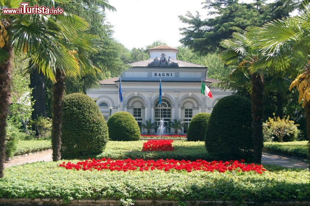 Immagine L'ingresso delle terme di Riolo, Emilia Romagna. Considerate la ricchezza principale del paese, ospitano acque sulfuree, cloruro-sodiche e salso-bromo-jodiche.