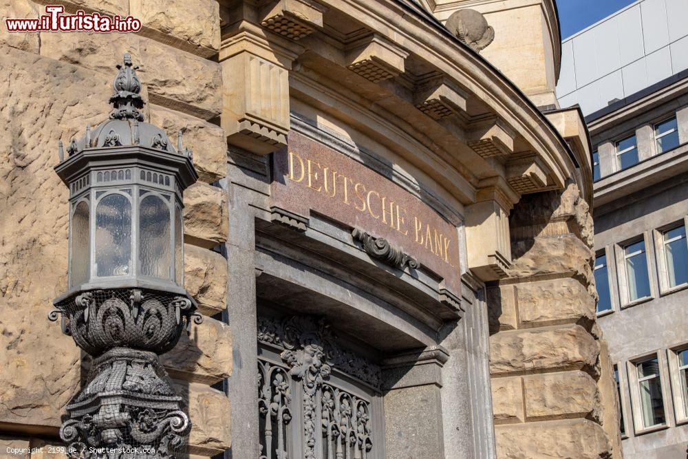 Immagine Ingresso dello storico edificio della Deutsche Bank a Lipsia, Germania - © 2199_de / Shutterstock.com