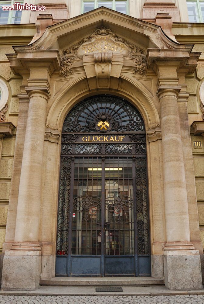 Immagine L'ingresso dell'Università Tecnica di Leoben, Austria. In questa città ha sede una delle più prestigiose sedi universitarie austriache, specializzata in studi inerenti la geologia delle montagne.