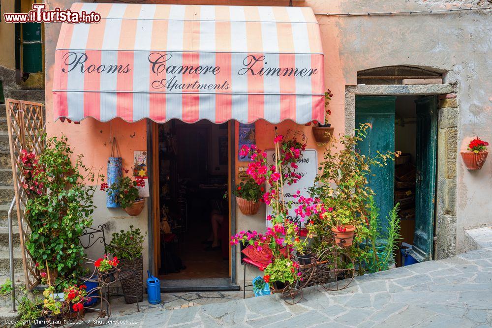 Immagine L'ingresso di un albergo per locazione camere a Riomaggiore, La Spezia, Liguria. Il pittoresco villaggio è Patrimonio Unesco - © Christian Mueller / Shutterstock.com