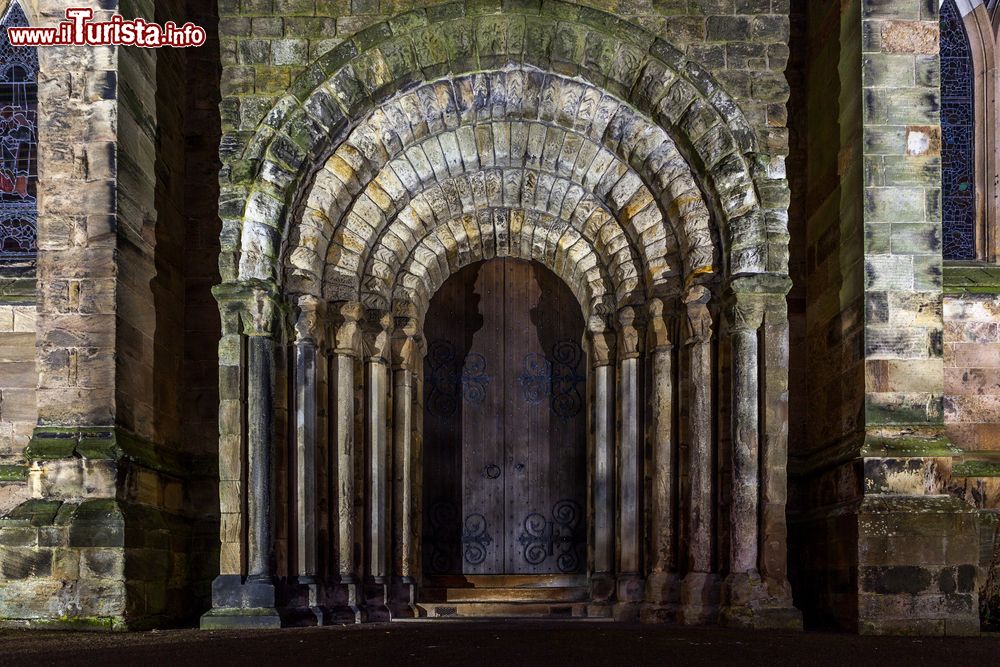 Immagine L'ingresso di una chiesa a Dunfermline, Scozia, UK. Il portone in legno impreziosito da belle lavorazioni in ferro è sormontato da 5 arcate in pietra che poggiano su colonne con capitelli.