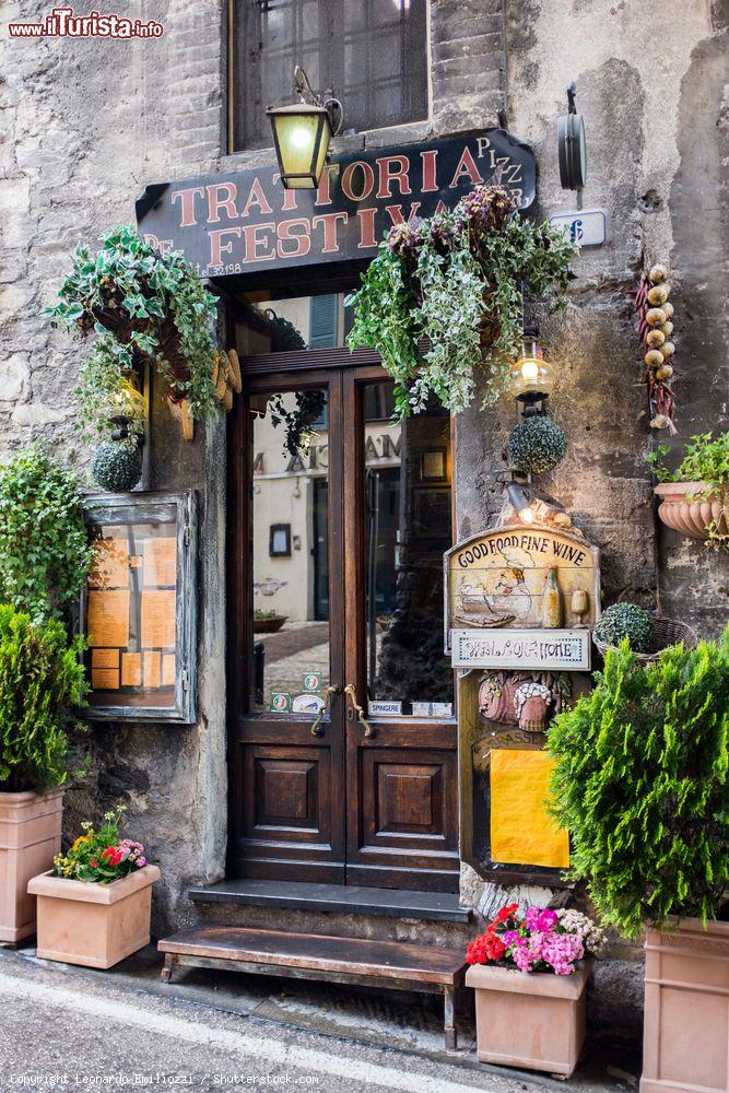 Immagine Ingresso di una tradizionale trattoria nel centro storico di Spoleto, Umbria - © Leonardo Emiliozzi / Shutterstock.com