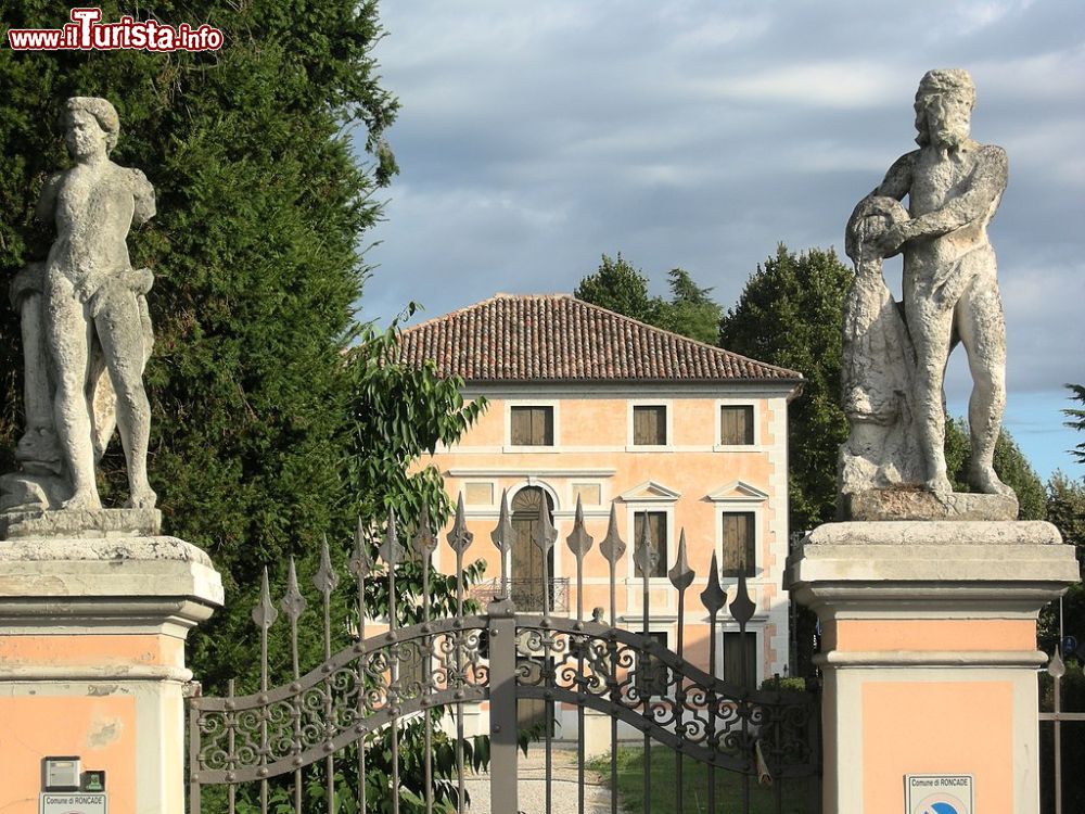 Immagine L'ingresso di Villa Ziliotto, una delle Ville Venete di Roncade, provincia di Treviso - © Cervellin, CC BY-SA 3.0, Wikipedia