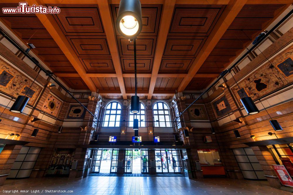 Immagine Ingresso e soffitto in stile Art Déco della stazione dei treni a Den Haag, Olanda - © Ankor Light / Shutterstock.com