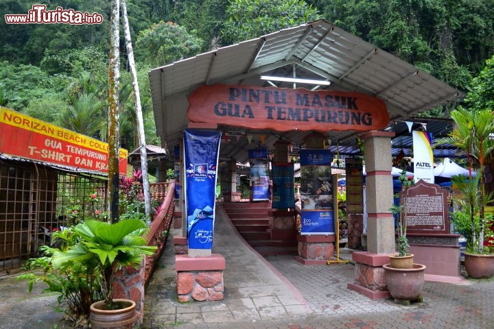 Immagine L'ingresso delle grotte di Gua Tempurung, dove è stata allestita una zona per il campeggio e un'area divertimenti, con caffé e parco giochi. L'ingresso semplice (con guida) alla grotta costa 6RM (1,50 euro).