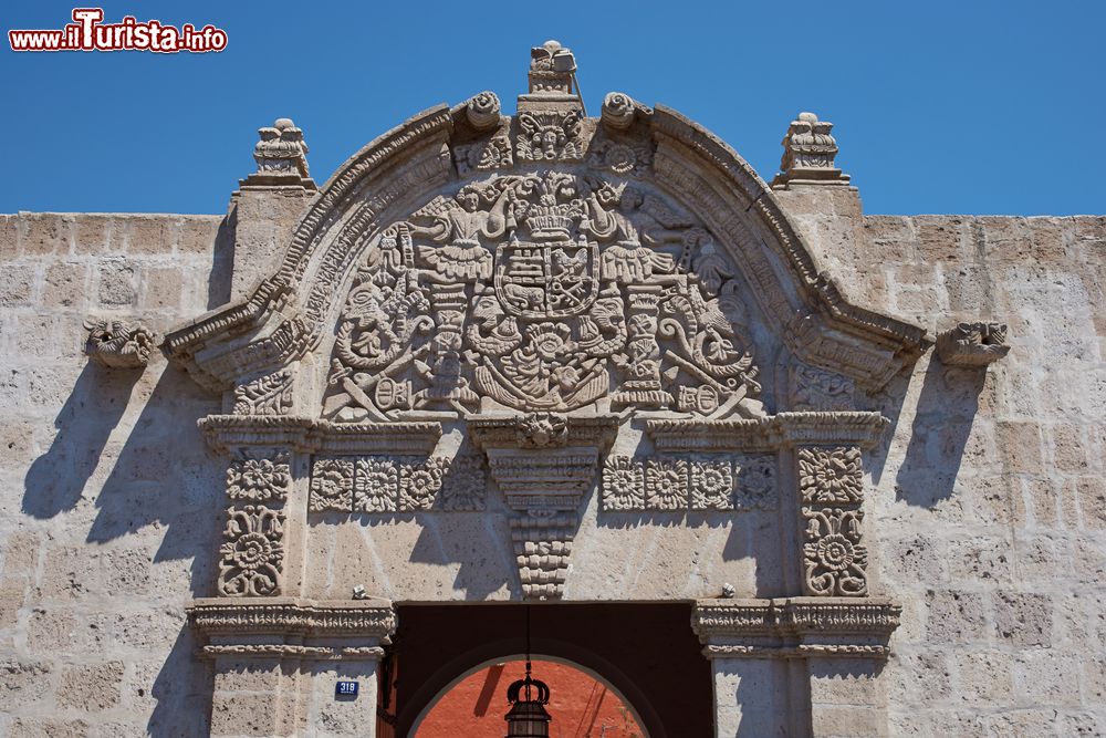Immagine L'ingresso in pietra scolpita di una casa coloniale spagnola a Arequipa, Perù. Il palazzo che impreziosisce è un edificio del 18° secolo.