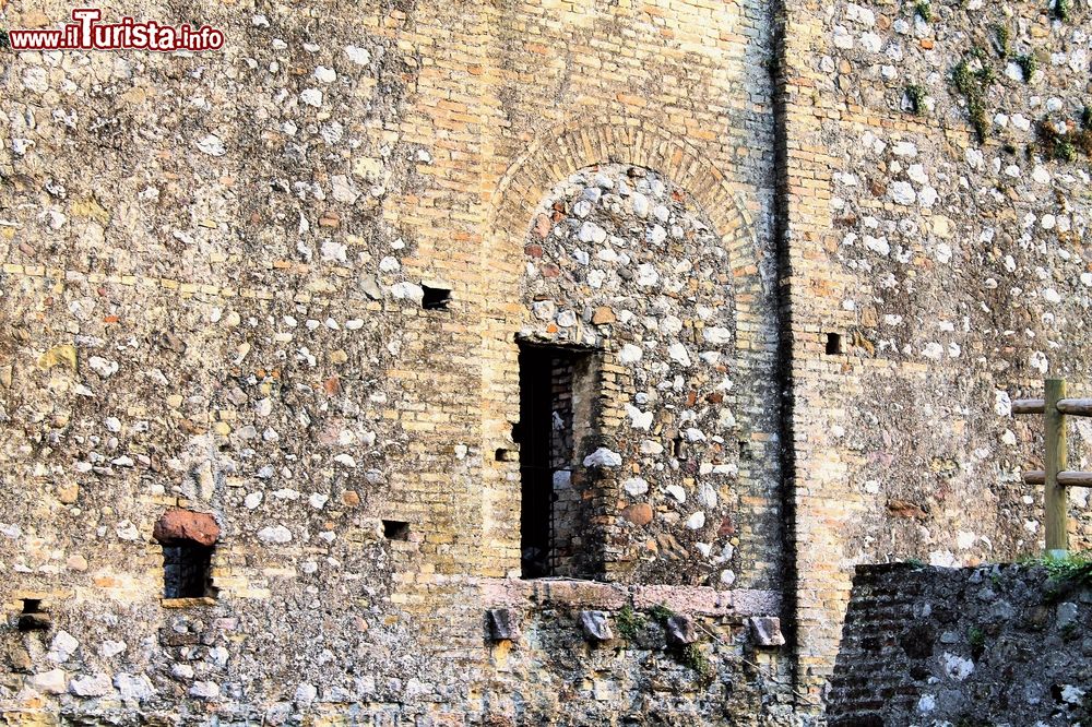 Immagine L'Ingresso nel castello di Padenghe che domina la costa sud-occidentale del Lago di Garda