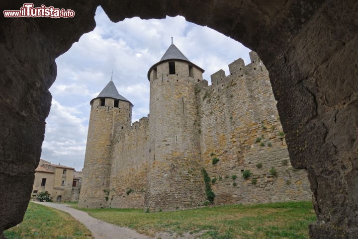 Immagine Ingresso nella Citè di Carcassonne, i grande borgo della Francia meridionale - © Claudio Giovanni Colombo / Shutterstock.com