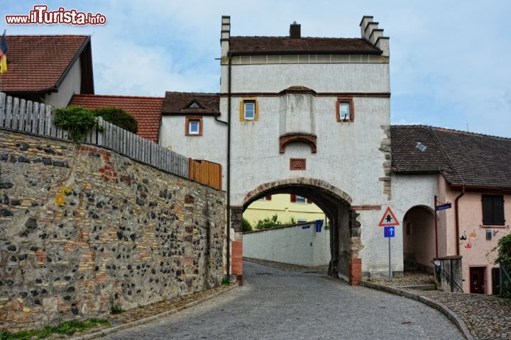 Immagine Ingresso nella mura antiche della città di Breisach am Rhein, Germania - © 285796298 / Shutterstock.com