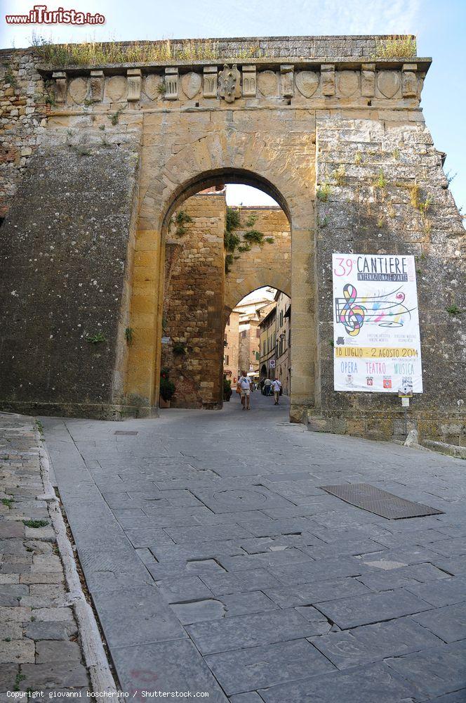 Immagine Ingresso nella storica città di Montepulciano, Toscana, Italia. Porta al Prato e Porta delle Farine sono i due ingressi principali alla città toscana - © giovanni boscherino / Shutterstock.com