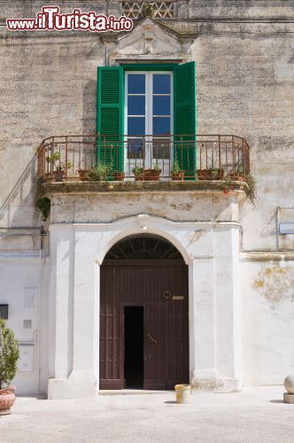 Immagine L'ingresso di un palazzo signorile a Montescaglioso in provincia di Matera - © Mi.Ti. / Shutterstock.com