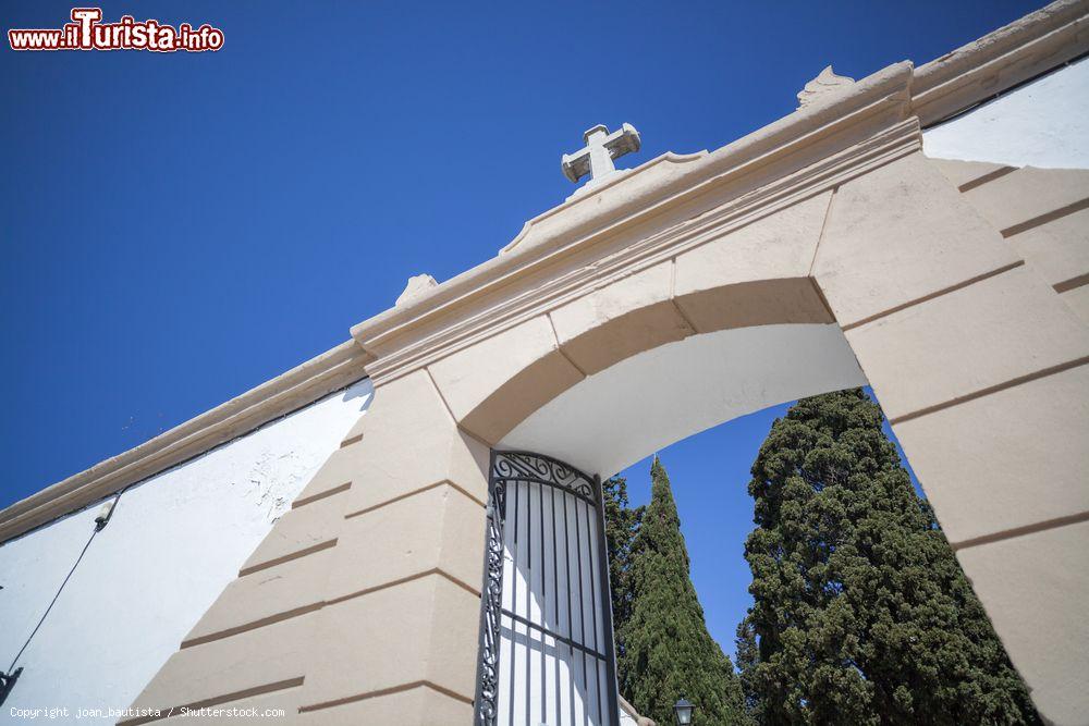 Immagine L'ingresso principale del cimitero di Arenys de Mar, Catalogna, Spagna. E' un esempio caratteristico dei camposanti marinari mediterranei. Situato a ponente del paese, nella parte alta del Colle della Pietà, da qui si gode una vista privilegiata del porto e del nucleo urbano - © joan_bautista / Shutterstock.com