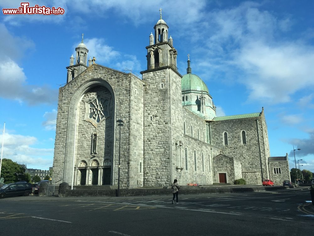 Immagine Ingresso principale della cattedrale di Galway, Irlanda, in una giornata di sole.