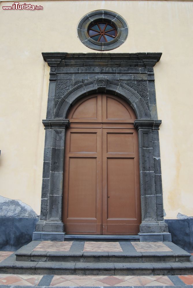 Immagine Ingresso principale della chiesa di San Giuseppe a Belpasso, Sicilia. Bellissimo esempio di barocco a unica navata, questa chiesetta dedicata a San Giuseppe ospita al suo interno diverse opere d'arte fra cui l'altare tutto di marmi policromi scolpito e intarsiato a fine Settecento.