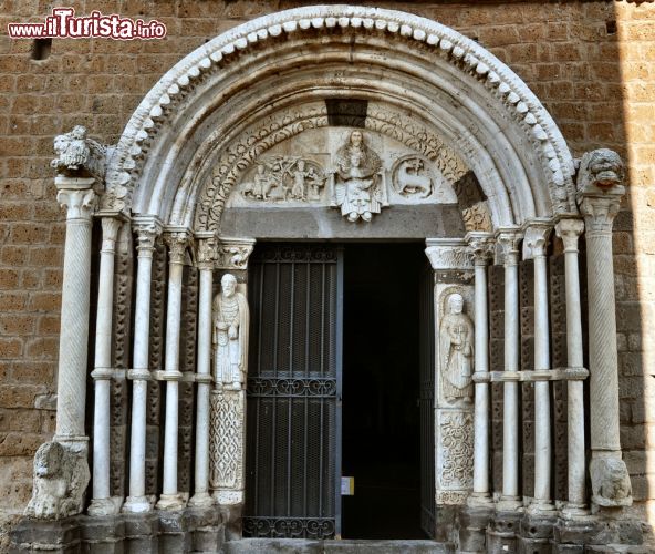 Immagine Ingresso principale della chiesa di Santa Maria Maggiore a Tuscania, Lazio. Realizzato in marmo bianco, è fiancheggiato fra l'altro da due colonne scanalate a tortiglione.
