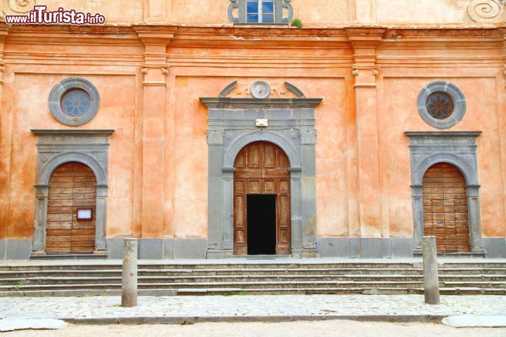 Immagine Ingresso della chiesa di San Donato a Civita di Bagnoregio, Viterbo. Ad ospitare questo bell'edificio di culto, rimaneggiato architettonicamente più volte nel corso dei decenni, è piazza San Donato, storicamente il centro dell'impianto urbanistico del borgo. La chiesa si trova proprio di fronte all'antico palazzo comunale di Civita di Bagnoregio - © ValeStock / Shutterstock.com