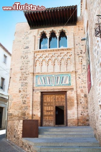 Immagine L'ingresso dell'Università di Toledo. In città, sin dal 1985, hanno sede alcune facoltà dell'Università di Castiglia-La Mancia, che ha altre sedi a Cuenca, Ciudad Real e Albacete. Nel territorio, sin dal XV secolo, operava con fini educativi il Collegio Università Pontificia e Reale di Santa Catalina di Toledo- © Aleksandar Todorovic / Shutterstock.com