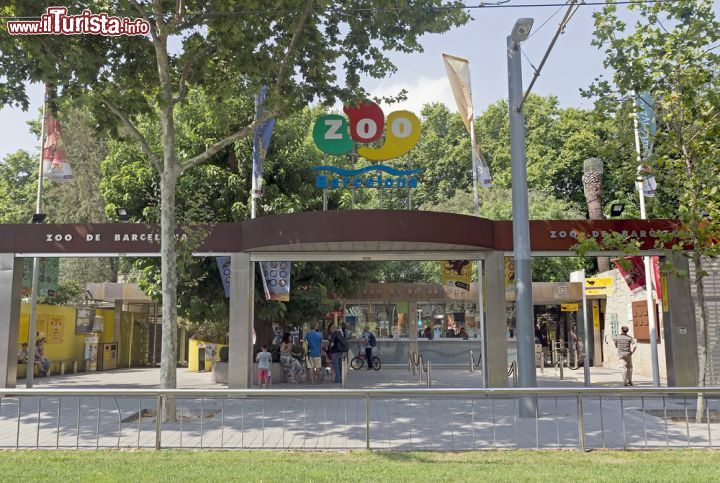 Immagine Ingresso dello Zoo di Barcellona, Spagna. Situato nel parco della Cittadella, lo zoo cittadino ospita oltre 7500 animali di ben 400 specie diverse - © 308256554 / Shutterstock.com