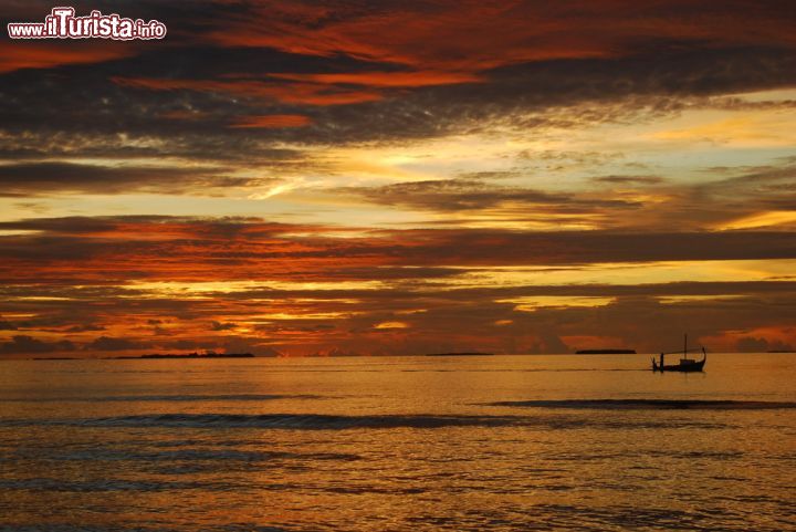 Immagine Un tramonto durato sull'isola di Inguraidhoo, nell'Atollo di Raa (Maldive), uno dei meno sfruttati turisticamente dell'arcipelago - foto © mohamedmalik / Shutterstock.com