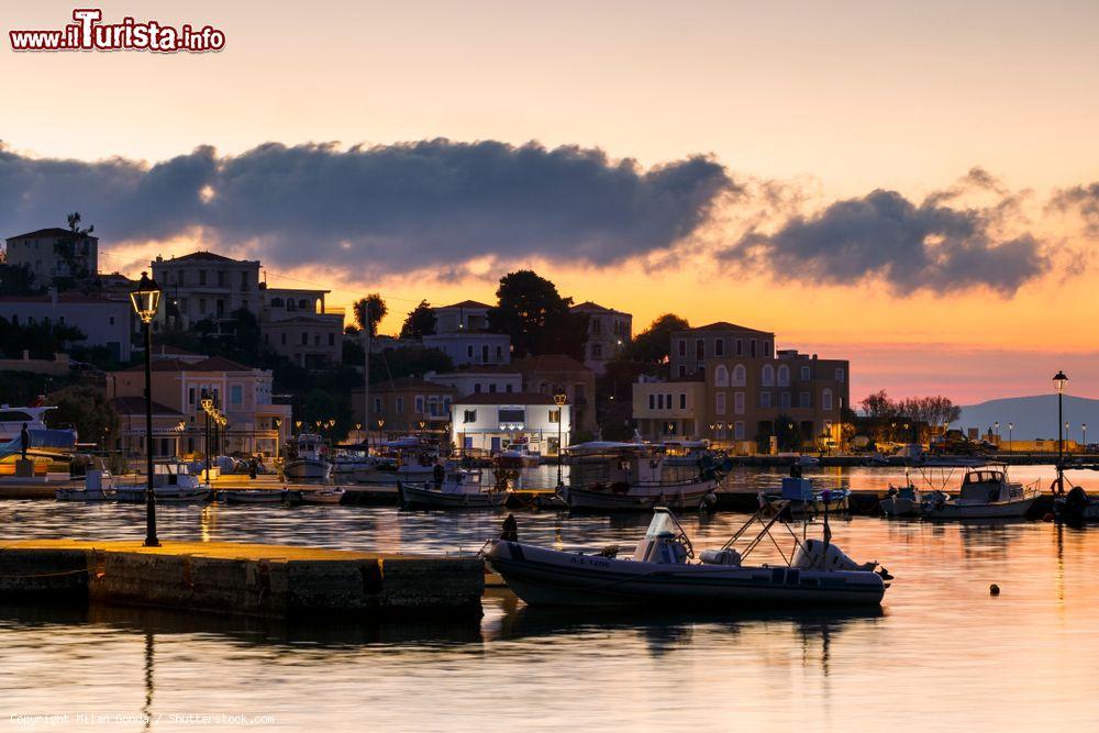 Immagine Inousses, Grecia: una pittoresca immagine del porto al sorgere del sole. Questo grazioso arcipelago sorge nei pressi della Turchia  - © Milan Gonda / Shutterstock.com